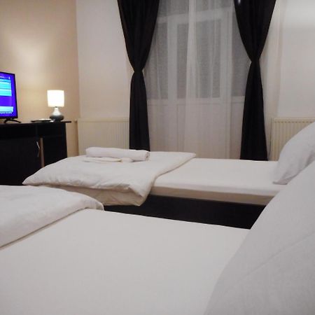 Hotel Holiday Victoria วิกตอเรีย ภายนอก รูปภาพ